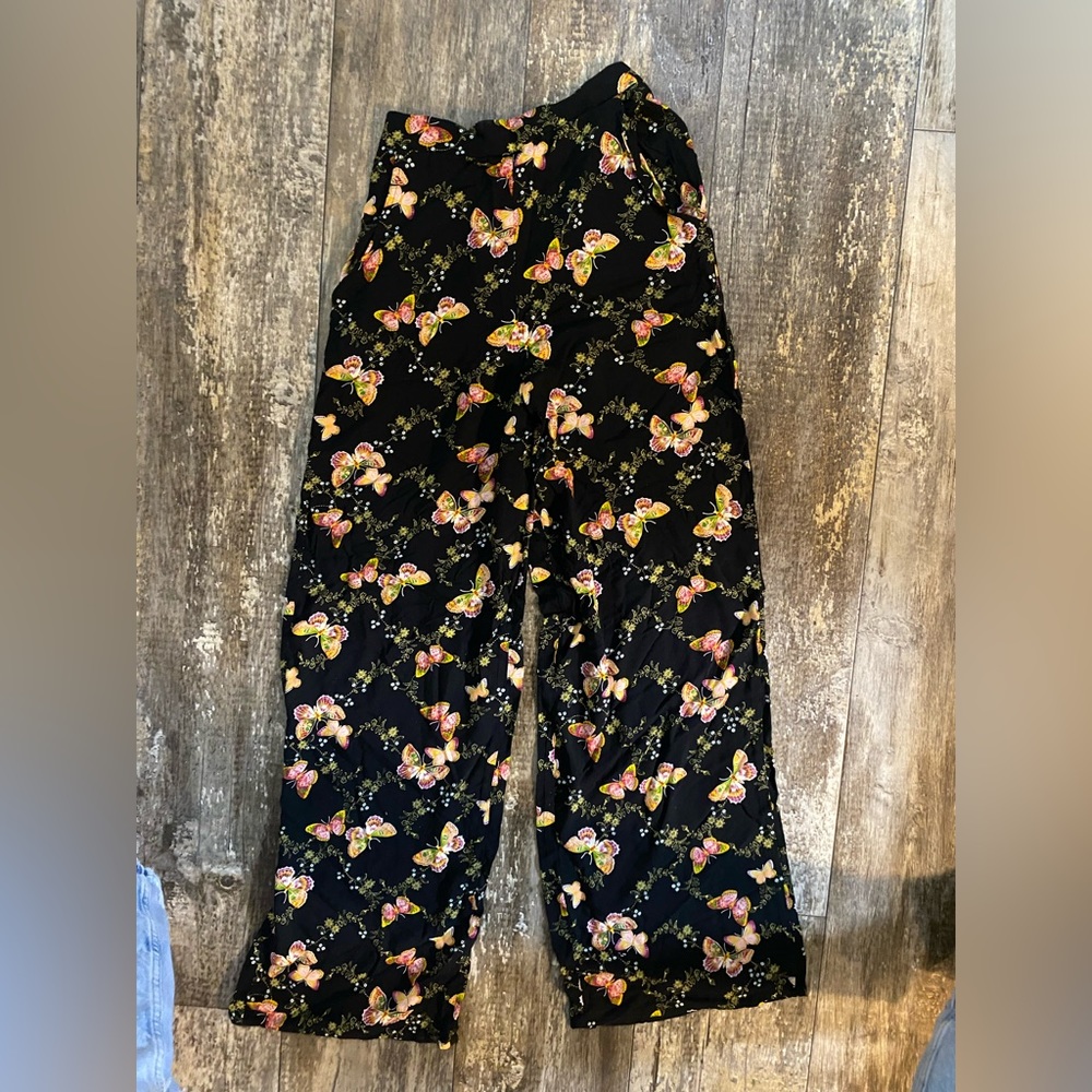 Womens flowy pants . Size xs , I think it could fit up to a medium.